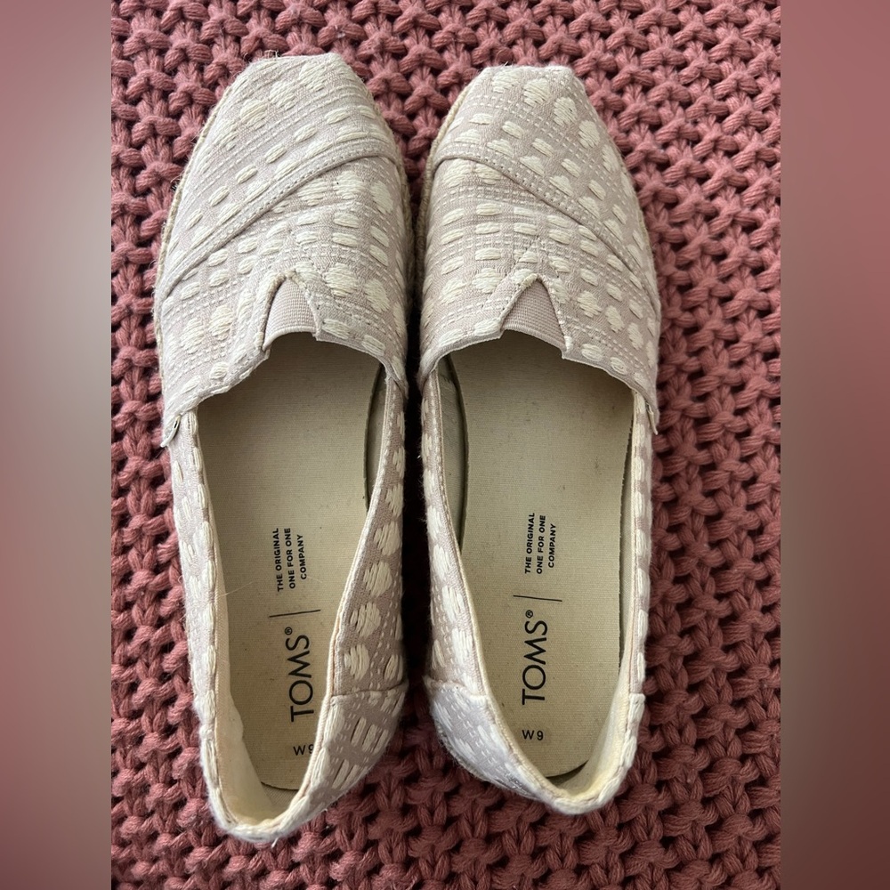 TOMS Women's 9 Cream Slip-On Shoes